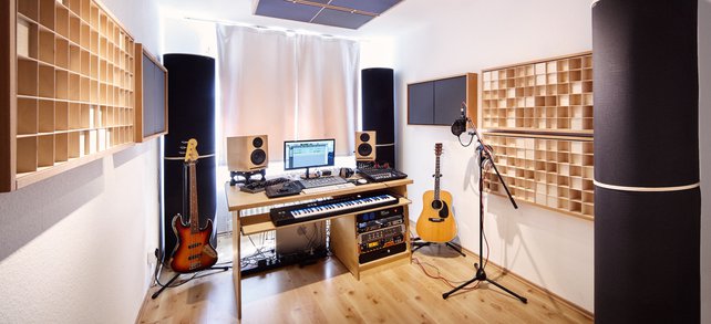 Blick ins audiacc-Studio. Zu sehen sind verschiedene Akustik-Module und die Studio-Technik.